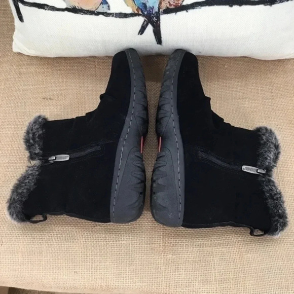 Khombu Women’s Lindsey Suede Ankle Boots - Picture 6 of 10